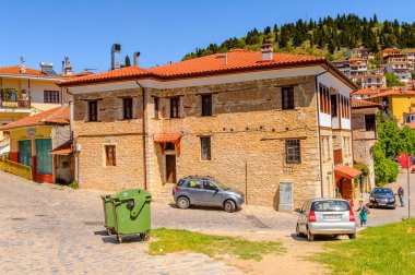 Kastoria, Yunanistan - 21 Nisan 2016: Kastoria Mimarisi, Batı Makedonya, Yunanistan. Şehir birçok Bizans kilisesi, Osmanlı dönemi mimarisi ile ünlüdür.