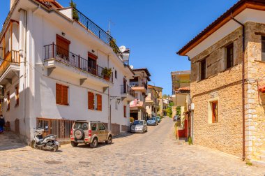 Kastoria, Yunanistan - 21 Nisan 2016: Kastoria Mimarisi, Batı Makedonya, Yunanistan. Şehir birçok Bizans kilisesi, Osmanlı dönemi mimarisi ile ünlüdür.