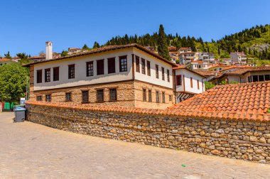 Kastoria, Yunanistan - 21 Nisan 2016: Kastoria Mimarisi, Batı Makedonya, Yunanistan. Şehir birçok Bizans kilisesi, Osmanlı dönemi mimarisi ile ünlüdür.