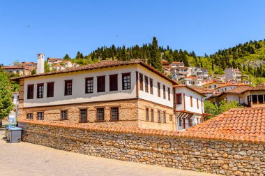 Kastoria, Yunanistan - 21 Nisan 2016: Kastoria Mimarisi, Batı Makedonya, Yunanistan. Şehir birçok Bizans kilisesi, Osmanlı dönemi mimarisi ile ünlüdür.