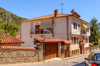 Kastoria, Yunanistan - 21 Nisan 2016: Kastoria Mimarisi, Batı Makedonya, Yunanistan. Şehir birçok Bizans kilisesi, Osmanlı dönemi mimarisi ile ünlüdür.