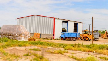 Yunanistan - Nis 22, 2016: Yunanistan'da bir köyde Ev. Yunanistan'Da bir sürü yeşil güzel kırsal var.