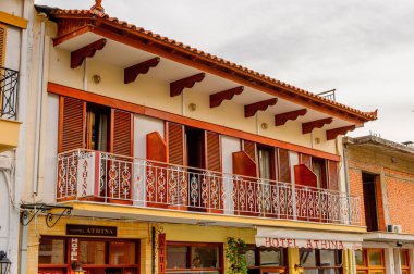 Delphi, Yunanistan -Nis 22, 2016: Otel Delphi Arkeolojik Alanı yakınındaki küçük bir kasabada. Bu kasaba Arkeoloji Parkı ziyaret etmeden önce gece geçirmek için en iyi yoldur.