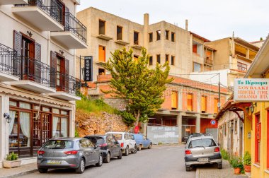 Delphi, Yunanistan -Nis 22, 2016: Otel Delphi Arkeolojik Alanı yakınındaki küçük bir kasabada. Bu kasaba Arkeoloji Parkı ziyaret etmeden önce gece geçirmek için en iyi yoldur.
