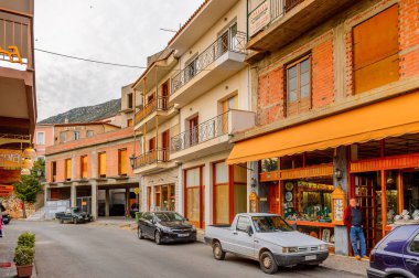 Delphi, Yunanistan -Nis 22, 2016: Delphi Arkeoloji Klübünün yakınındaki küçük kasabanın mimarisi. Bu kasaba Arkeoloji Parkı ziyaret etmeden önce gece geçirmek için en iyi yoldur.