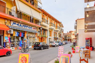 Delphi, Yunanistan -Nis 22, 2016: Delphi Arkeoloji Klübünün yakınındaki küçük kasabanın mimarisi. Bu kasaba Arkeoloji Parkı ziyaret etmeden önce gece geçirmek için en iyi yoldur.