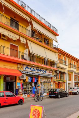 Delphi, Yunanistan -Nis 22, 2016: Delphi Arkeoloji Klübünün yakınındaki küçük kasabanın mimarisi. Bu kasaba Arkeoloji Parkı ziyaret etmeden önce gece geçirmek için en iyi yoldur.