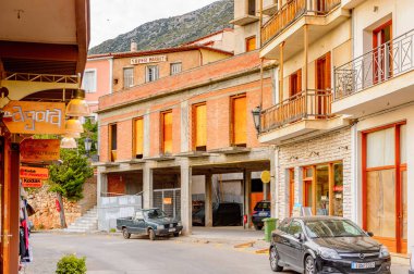 Delphi, Yunanistan -Nis 22, 2016: Delphi Arkeoloji Klübünün yakınındaki küçük kasabanın mimarisi. Bu kasaba Arkeoloji Parkı ziyaret etmeden önce gece geçirmek için en iyi yoldur.