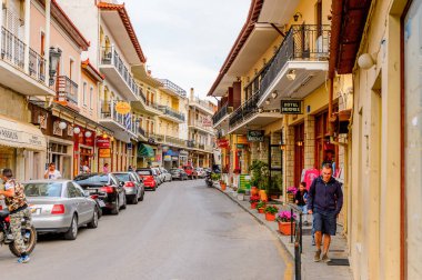 Delphi, Yunanistan -Nis 22, 2016: Delphi Arkeoloji Klübüne yakın küçük kasabada oteller ve restoranlar. Bu kasaba Arkeoloji Parkı ziyaret etmeden önce gece geçirmek için en iyi yoldur.