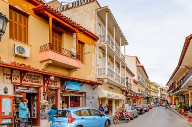 Delphi, Yunanistan -Nis 22, 2016: Delphi Arkeoloji Klübünün yakınındaki küçük kasabanın mimarisi. Bu kasaba Arkeoloji Parkı ziyaret etmeden önce gece geçirmek için en iyi yoldur.