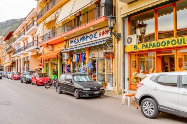 Delphi, Yunanistan -Nis 22, 2016: Delphi Arkeoloji Klübünün yakınındaki küçük kasabanın mimarisi. Bu kasaba Arkeoloji Parkı ziyaret etmeden önce gece geçirmek için en iyi yoldur.