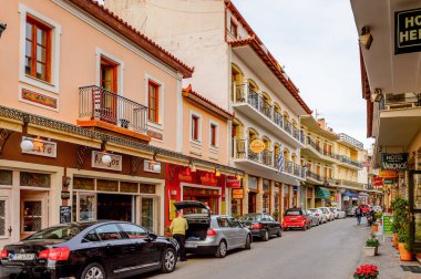 Delphi, Yunanistan -Nis 22, 2016: Delphi Arkeoloji Klübüne yakın küçük kasabada oteller ve restoranlar. Bu kasaba Arkeoloji Parkı ziyaret etmeden önce gece geçirmek için en iyi yoldur.
