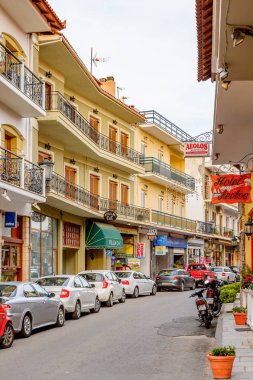 Delphi, Yunanistan -Nis 22, 2016: Delphi Arkeoloji Klübüne yakın küçük kasabada oteller ve restoranlar. Bu kasaba Arkeoloji Parkı ziyaret etmeden önce gece geçirmek için en iyi yoldur.