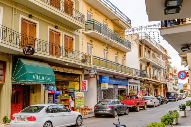 Delphi, Yunanistan -Nis 22, 2016: Delphi Arkeoloji Klübüne yakın küçük kasabada oteller ve restoranlar. Bu kasaba Arkeoloji Parkı ziyaret etmeden önce gece geçirmek için en iyi yoldur.