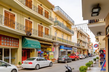 Delphi, Yunanistan -Nis 22, 2016: Delphi Arkeoloji Klübüne yakın küçük kasabada oteller ve restoranlar. Bu kasaba Arkeoloji Parkı ziyaret etmeden önce gece geçirmek için en iyi yoldur.