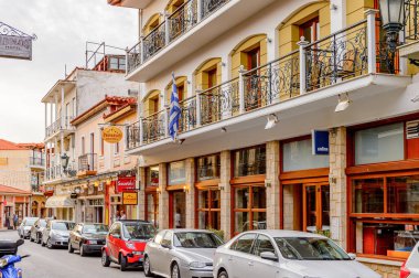 Delphi, Yunanistan -Nis 22, 2016: Delphi Arkeoloji Klübüne yakın küçük kasabada oteller ve restoranlar. Bu kasaba Arkeoloji Parkı ziyaret etmeden önce gece geçirmek için en iyi yoldur.