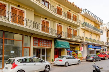 Delphi, Yunanistan -Nis 22, 2016: Delphi Arkeoloji Klübüne yakın küçük kasabada oteller ve restoranlar. Bu kasaba Arkeoloji Parkı ziyaret etmeden önce gece geçirmek için en iyi yoldur.