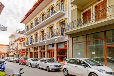 Delphi, Yunanistan -Nis 22, 2016: Delphi Arkeoloji Klübüne yakın küçük kasabada oteller ve restoranlar. Bu kasaba Arkeoloji Parkı ziyaret etmeden önce gece geçirmek için en iyi yoldur.