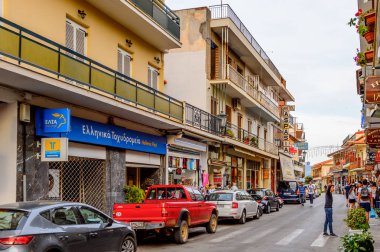 Delphi, Yunanistan -Nis 22, 2016: Delphi Arkeoloji Klübüne yakın küçük kasabada oteller ve restoranlar. Bu kasaba Arkeoloji Parkı ziyaret etmeden önce gece geçirmek için en iyi yoldur.