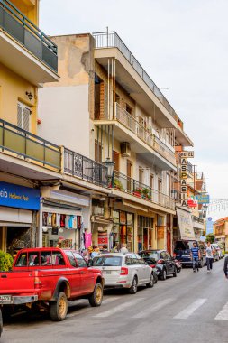 Delphi, Yunanistan -Nis 22, 2016: Delphi Arkeoloji Klübüne yakın küçük kasabada oteller ve restoranlar. Bu kasaba Arkeoloji Parkı ziyaret etmeden önce gece geçirmek için en iyi yoldur.