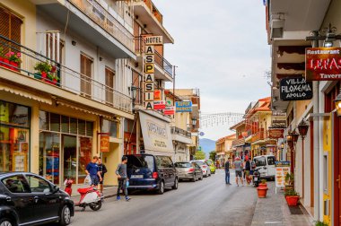 Delphi, Yunanistan -Nis 22, 2016: Delphi Arkeoloji Klübüne yakın küçük kasabada oteller ve restoranlar. Bu kasaba Arkeoloji Parkı ziyaret etmeden önce gece geçirmek için en iyi yoldur.