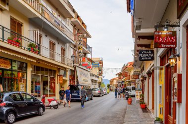 Delphi, Yunanistan -Nis 22, 2016: Delphi Arkeoloji Klübüne yakın küçük kasabada oteller ve restoranlar. Bu kasaba Arkeoloji Parkı ziyaret etmeden önce gece geçirmek için en iyi yoldur.