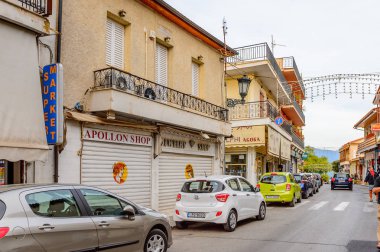 Delphi, Yunanistan -Nis 22, 2016: Delphi Arkeoloji Klübüne yakın küçük kasabada oteller ve restoranlar. Bu kasaba Arkeoloji Parkı ziyaret etmeden önce gece geçirmek için en iyi yoldur.