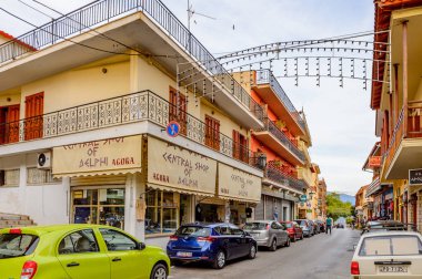 Delphi, Yunanistan -Nis 22, 2016: Delphi Arkeoloji Klübünün yakınındaki küçük kasabanın mimarisi. Bu kasaba Arkeoloji Parkı ziyaret etmeden önce gece geçirmek için en iyi yoldur.