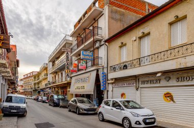 Delphi, Yunanistan -Nis 22, 2016: Delphi Arkeoloji Klübünün yakınındaki küçük kasabanın mimarisi. Bu kasaba Arkeoloji Parkı ziyaret etmeden önce gece geçirmek için en iyi yoldur.