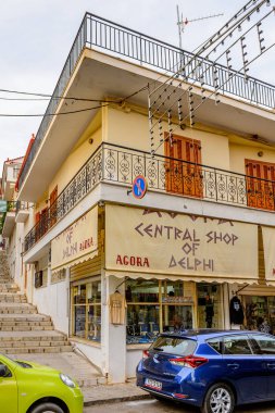 Delphi, Yunanistan -Nis 22, 2016: Delphi Arkeoloji Klübünün yakınındaki küçük kasabanın mimarisi. Bu kasaba Arkeoloji Parkı ziyaret etmeden önce gece geçirmek için en iyi yoldur.