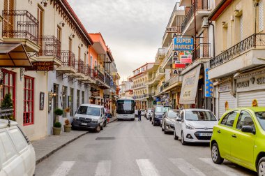 Delphi, Yunanistan -Nis 22, 2016: Delphi Arkeoloji Klübünün yakınındaki küçük kasabanın mimarisi. Bu kasaba Arkeoloji Parkı ziyaret etmeden önce gece geçirmek için en iyi yoldur.