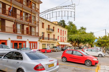 Delphi, Yunanistan -Nis 22, 2016: Delphi Arkeoloji Klübünün yakınındaki küçük kasabanın mimarisi. Bu kasaba Arkeoloji Parkı ziyaret etmeden önce gece geçirmek için en iyi yoldur.