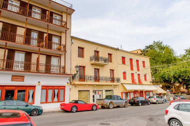 Delphi, Yunanistan -Nis 22, 2016: Delphi Arkeoloji Klübünün yakınındaki küçük kasabanın mimarisi. Bu kasaba Arkeoloji Parkı ziyaret etmeden önce gece geçirmek için en iyi yoldur.