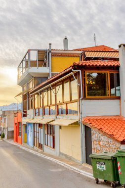 Delphi, Yunanistan -Nis 22, 2016: Delphi Arkeoloji Klübünün yakınındaki küçük kasabanın mimarisi. Bu kasaba Arkeoloji Parkı ziyaret etmeden önce gece geçirmek için en iyi yoldur.