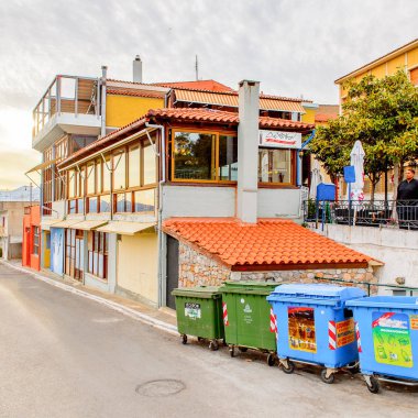 Delphi, Yunanistan -Nis 22, 2016: Delphi Arkeoloji Klübünün yakınındaki küçük kasabanın mimarisi. Bu kasaba Arkeoloji Parkı ziyaret etmeden önce gece geçirmek için en iyi yoldur.