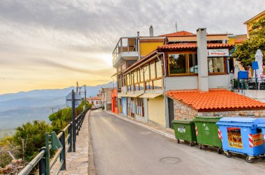 Delphi, Yunanistan -Nis 22, 2016: Delphi Arkeoloji Klübünün yakınındaki küçük kasabanın mimarisi. Bu kasaba Arkeoloji Parkı ziyaret etmeden önce gece geçirmek için en iyi yoldur.