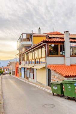 Delphi, Yunanistan -Nis 22, 2016: Delphi Arkeoloji Klübünün yakınındaki küçük kasabanın mimarisi. Bu kasaba Arkeoloji Parkı ziyaret etmeden önce gece geçirmek için en iyi yoldur.