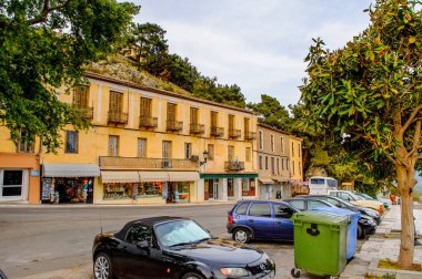 Delphi, Yunanistan -Nis 22, 2016: Delphi Arkeoloji Klübünün yakınındaki küçük kasabanın mimarisi. Bu kasaba Arkeoloji Parkı ziyaret etmeden önce gece geçirmek için en iyi yoldur.