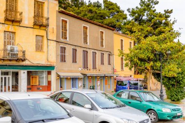 Delphi, Yunanistan -Nis 22, 2016: Delphi Arkeoloji Klübünün yakınındaki küçük kasabanın mimarisi. Bu kasaba Arkeoloji Parkı ziyaret etmeden önce gece geçirmek için en iyi yoldur.