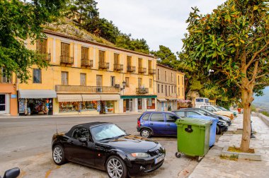 Delphi, Yunanistan -Nis 22, 2016: Delphi Arkeoloji Klübünün yakınındaki küçük kasabanın mimarisi. Bu kasaba Arkeoloji Parkı ziyaret etmeden önce gece geçirmek için en iyi yoldur.