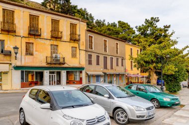 Delphi, Yunanistan -Nis 22, 2016: Delphi Arkeoloji Klübünün yakınındaki küçük kasabanın mimarisi. Bu kasaba Arkeoloji Parkı ziyaret etmeden önce gece geçirmek için en iyi yoldur.
