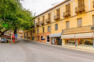 Delphi, Yunanistan -Nis 22, 2016: Delphi Arkeoloji Klübünün yakınındaki küçük kasabanın mimarisi. Bu kasaba Arkeoloji Parkı ziyaret etmeden önce gece geçirmek için en iyi yoldur.