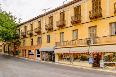 Delphi, Yunanistan -Nis 22, 2016: Delphi Arkeoloji Klübünün yakınındaki küçük kasabanın mimarisi. Bu kasaba Arkeoloji Parkı ziyaret etmeden önce gece geçirmek için en iyi yoldur.