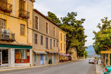 Delphi, Yunanistan -Nis 22, 2016: Delphi Arkeoloji Klübünün yakınındaki küçük kasabanın mimarisi. Bu kasaba Arkeoloji Parkı ziyaret etmeden önce gece geçirmek için en iyi yoldur.