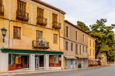 Delphi, Yunanistan -Nis 22, 2016: Delphi Arkeoloji Klübünün yakınındaki küçük kasabanın mimarisi. Bu kasaba Arkeoloji Parkı ziyaret etmeden önce gece geçirmek için en iyi yoldur.