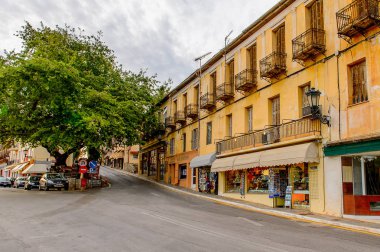 Delphi, Yunanistan -Nis 22, 2016: Delphi Arkeoloji Klübünün yakınındaki küçük kasabanın mimarisi. Bu kasaba Arkeoloji Parkı ziyaret etmeden önce gece geçirmek için en iyi yoldur.
