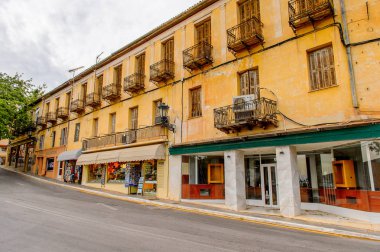 Delphi, Yunanistan -Nis 22, 2016: Delphi Arkeoloji Klübünün yakınındaki küçük kasabanın mimarisi. Bu kasaba Arkeoloji Parkı ziyaret etmeden önce gece geçirmek için en iyi yoldur.