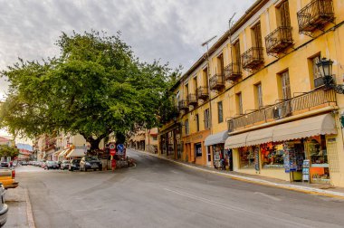 Delphi, Yunanistan -Nis 22, 2016: Delphi Arkeoloji Klübünün yakınındaki küçük kasabanın mimarisi. Bu kasaba Arkeoloji Parkı ziyaret etmeden önce gece geçirmek için en iyi yoldur.