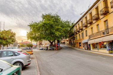 Delphi, Yunanistan -Nis 22, 2016: Delphi Arkeoloji Klübünün yakınındaki küçük kasabanın mimarisi. Bu kasaba Arkeoloji Parkı ziyaret etmeden önce gece geçirmek için en iyi yoldur.