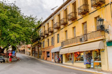 Delphi, Yunanistan -Nis 22, 2016: Delphi Arkeoloji Klübünün yakınındaki küçük kasabanın mimarisi. Bu kasaba Arkeoloji Parkı ziyaret etmeden önce gece geçirmek için en iyi yoldur.